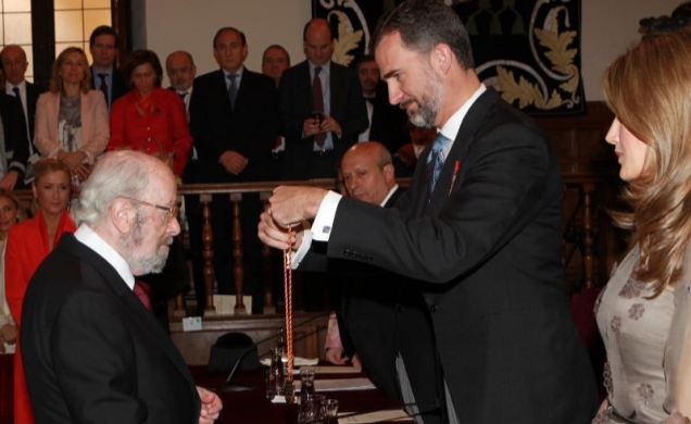 Su Alteza Real el Príncipe de Asturias impone la medalla del Premio a José Manuel Caballero Bonald